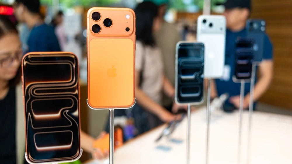 Дефицит iPhone 17 на ключевых рынках Apple сохраняется даже спустя несколько месяцев после начала продаж / Фото: Shutterstock.com