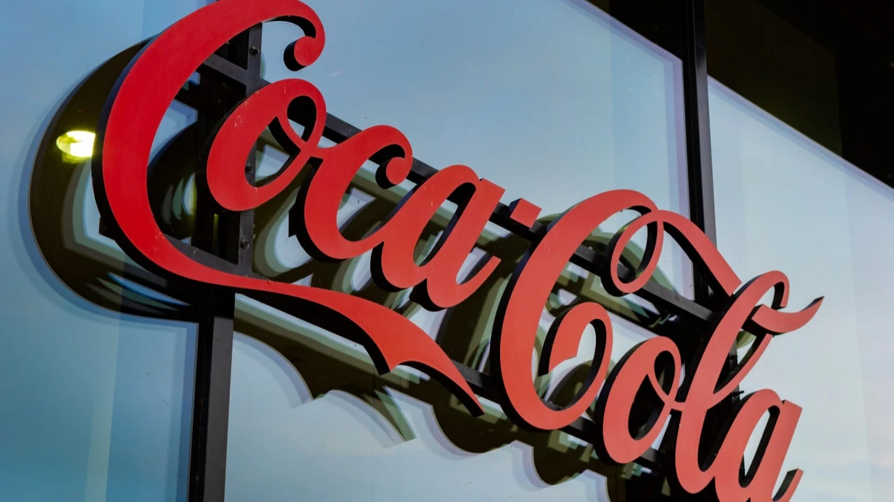 Глава Coca-Cola уйдет в отставку 31 марта / Фото: Felix Geringswald / Shutterstock.com