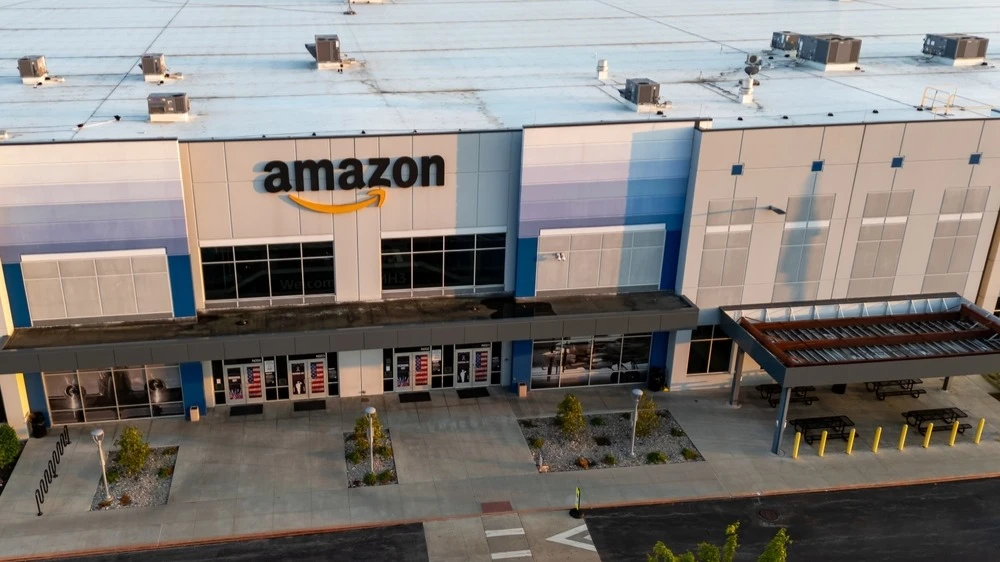 Акции Amazon выросли 10 декабря после того, как компания сообщила о расширении услуги доставки скоропортящихся продуктов. Фото: Kirkam/Shutterstock