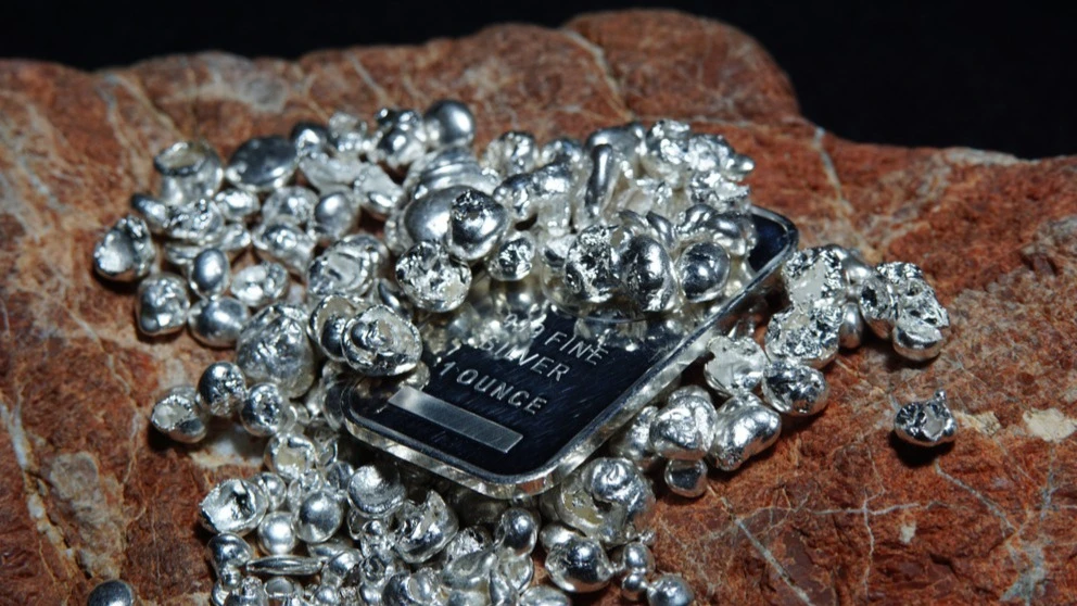 Прогнозы о росте серебра до $100 за унцию усилились на фоне его стремительного ралли / Фото: MIKE MANIATIS / Shutterstock.com