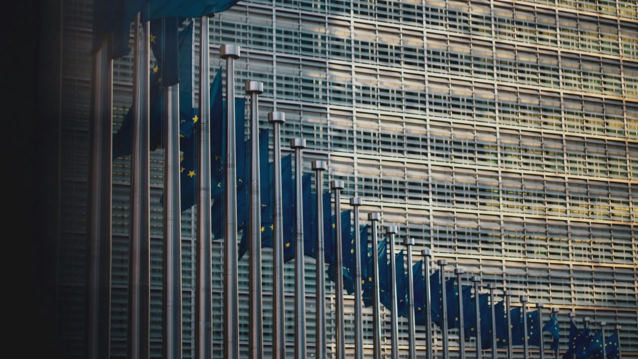 Европе нужно осознать важность созидательного разрушения: она зависит от зарубежных технологий и не стимулирует конкуренцию, считает нобелевский лауреат Филипп Агьон. Фото: Christian Lue / Unsplash