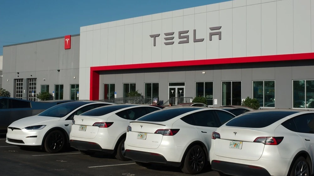 Продажи Tesla в США в ноябре упали до почти четырехлетнего минимума, с начала 2022 года, пишет Reuters со ссылкой на данные Cox Automotive / Фото: Del Harper / Shutterstoсk