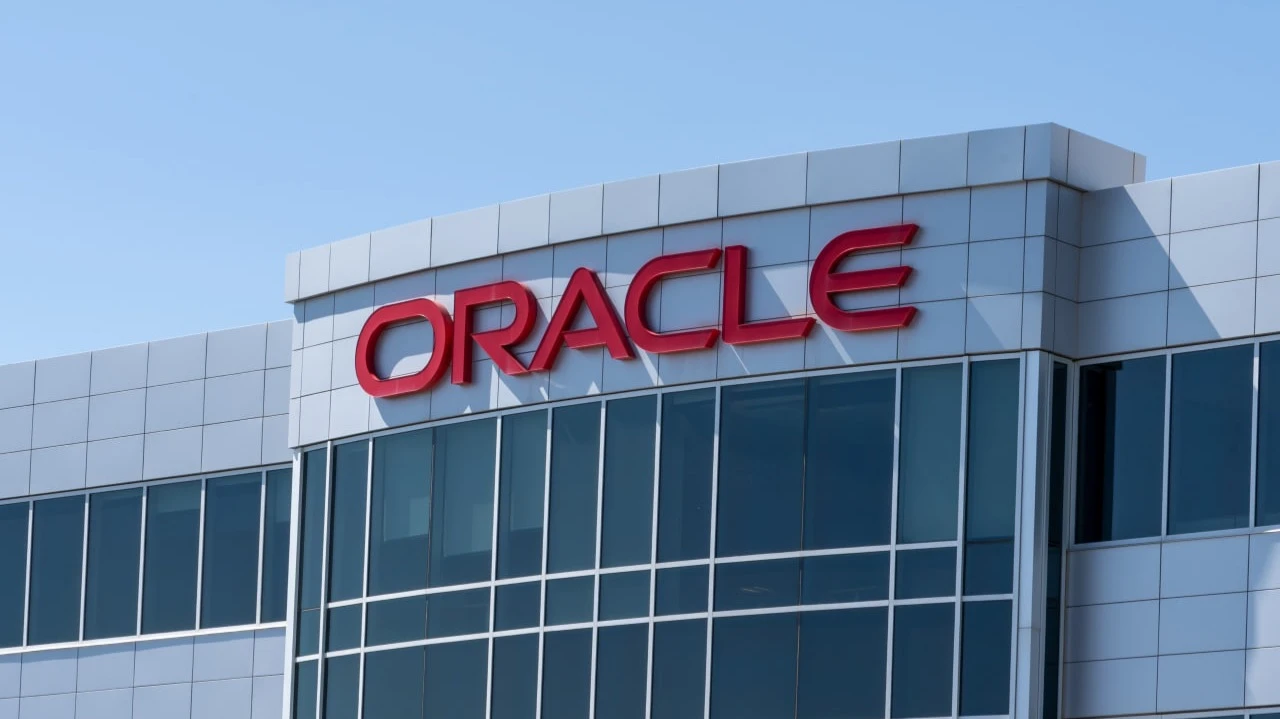 Oracle опровергла сообщение о задержках в исполнении ее контракта с OpenAI / Фото: JHVEPhoto / Shutterstock.com