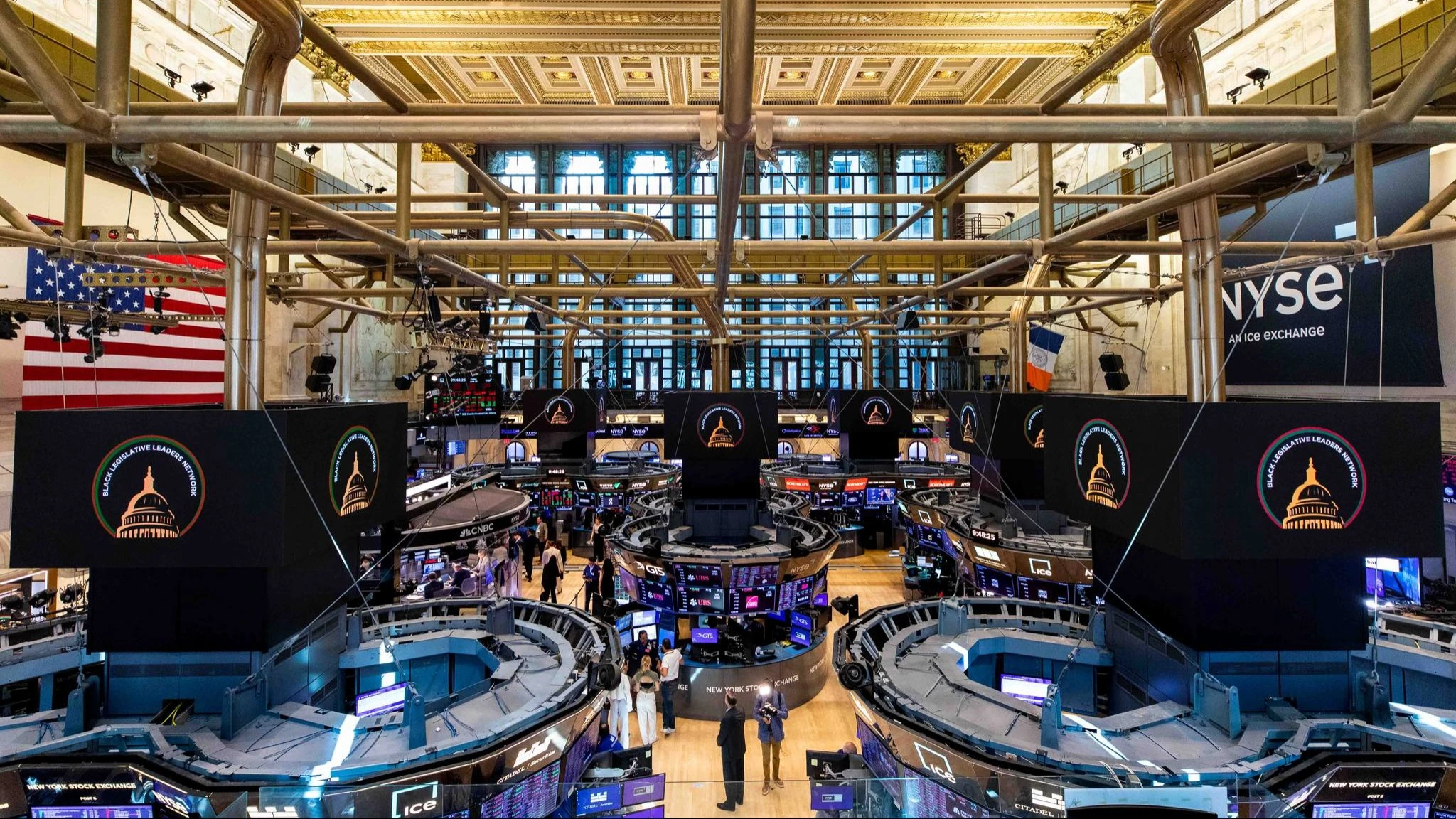 Уолл-стрит считает, что  в 2026 году small-cap компании опередят по динамике крупных эмитентов / Фото: Facebook / NYSE