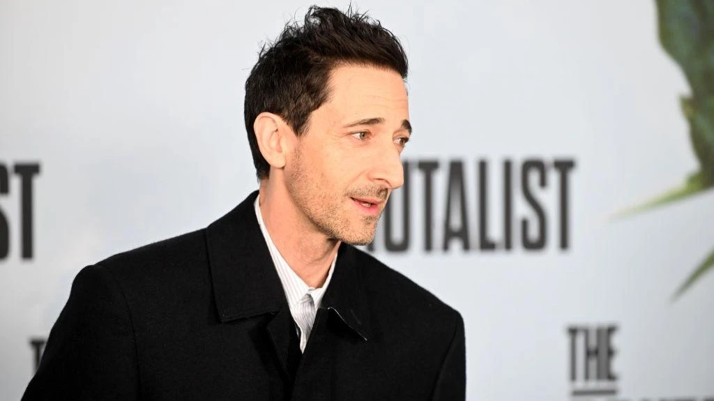 Эдриан Броуди в «Бруталисте» играет Ласло Тота, венгерского эмигранта, перебравшегося в США. Фото: Jose Oliva/Europa Press via Getty Images