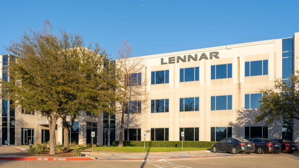 Компания из портфеля холдинга Berkshire Hathaway Уоррена Баффета, застройщик Lennar, не оправдала ожиданий по прибыли / Фото: Shutterstock/JHVEPhoto