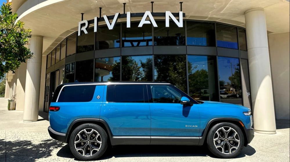 Rivian планирует оснастить новые электромобили собственными ИИ-чипами и ПО для внедрения автономного вождения / Фото: Hiroshi-Mori-Stock / Shutterstock.com