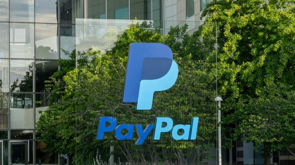 PayPal столкнулся с тремя понижениями рейтинга за месяц / Фото: JHVEPhoto / Shutterstock.com