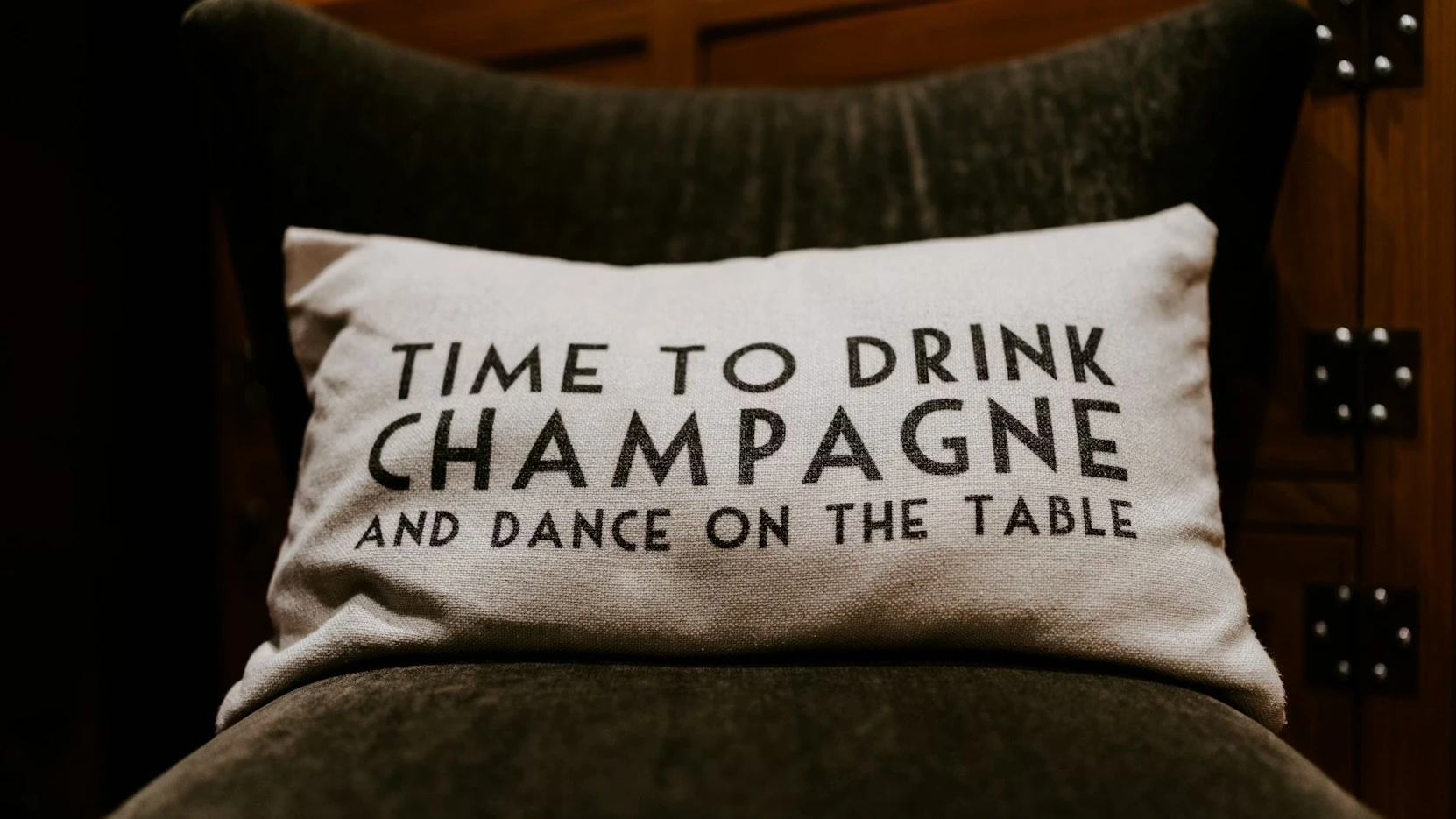 С точки зрения символики шампанскому на праздничном столе сложно найти замену. Но оно далеко не всегда лучший партнер для традиционных блюд. Фото: Claudio Schwarz / Unsplash