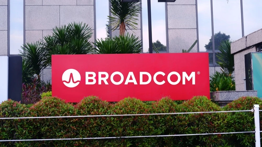 Broadcom вошел в список 10 акций, которые выглядят переоцененными в 2026 году, по мнению Barron’s / Фото: Poetra.RH / Shutterstock.com
