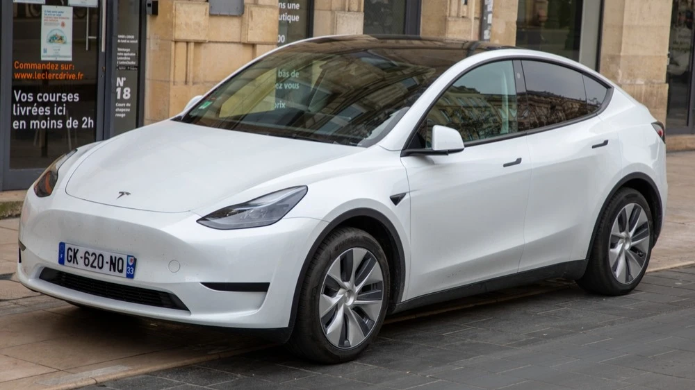 Американский регулятор изучает жалобы на двери Tesla Model 3 / Фото: sylv1rob1 / Shutterstock.com