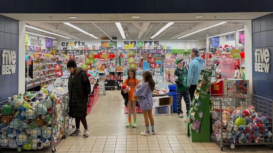 Wealthy Americans are going to discount stores. Who has already profited from this?