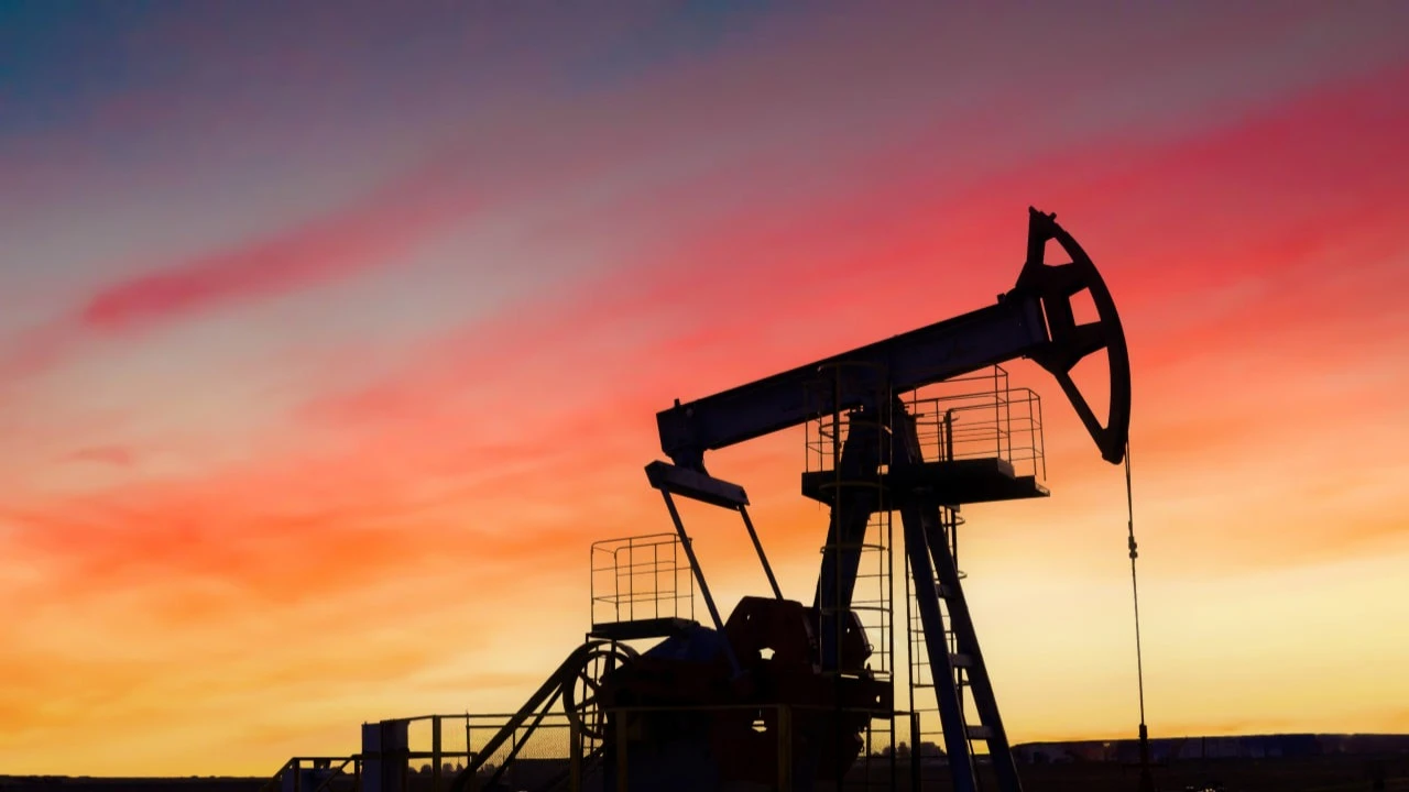 Нефтяной рынок следит за переговорами между Россией и Украиной / Фото: Maksim Safaniuk / Shutterstock.com