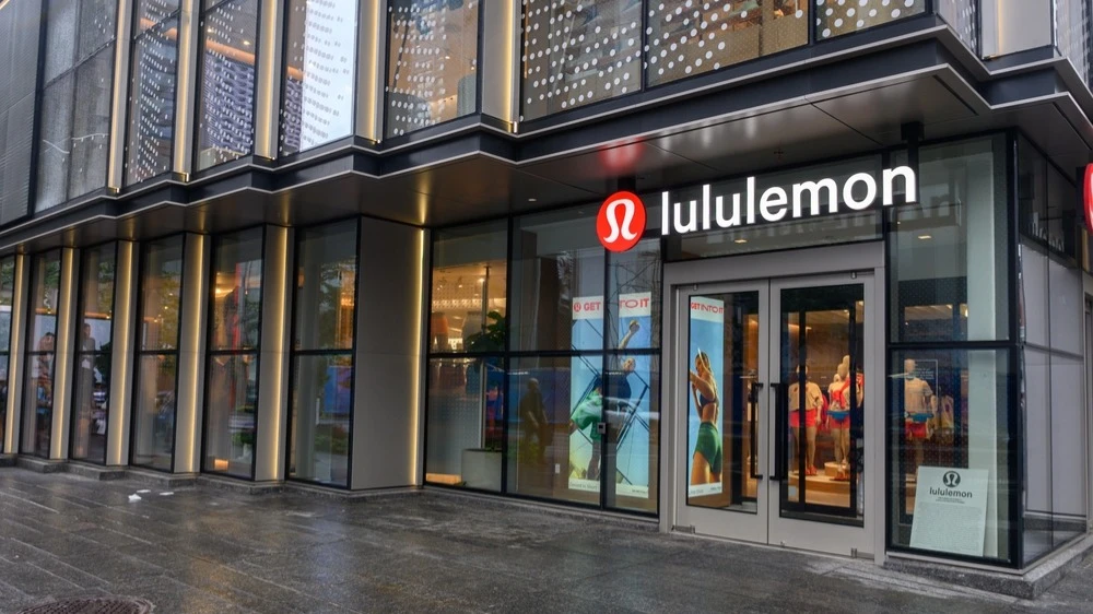 Основатель Lululemon Чип Уилсон запустил прокси-борьбу в производителе спортивной одежды, рассчитывая изменить состав совета директоров компании. Фото: Shutterstock/ACHPF