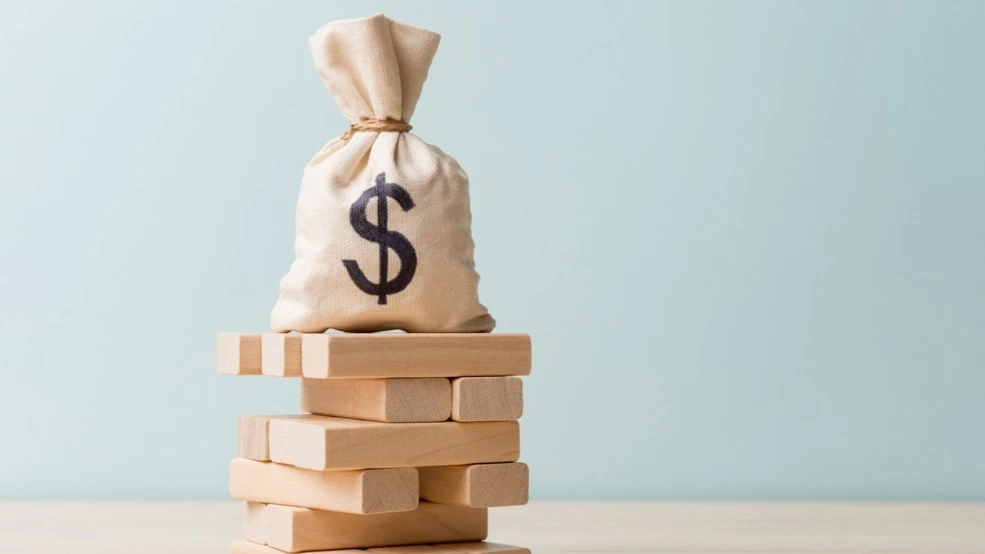 Ситуация в экономике США напоминает башенку из блоков дженга, где из опоры уже вынуты многие блоки. Фото: Vitaly_Vision / Shutterstock.com