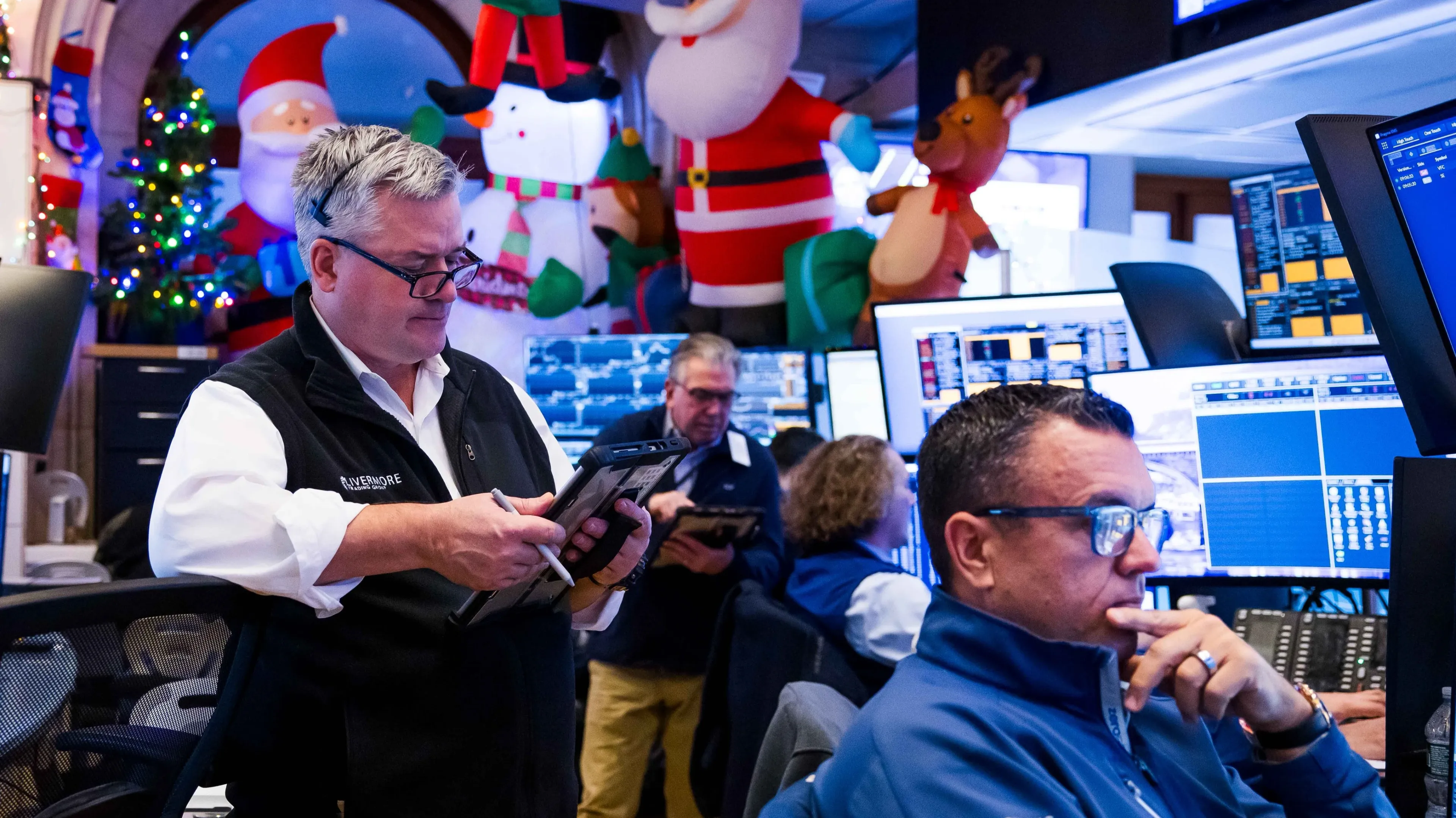 Goldilocks, fiscal deadlock, and Buffetts shadow: what do investment gurus expect from 2026?