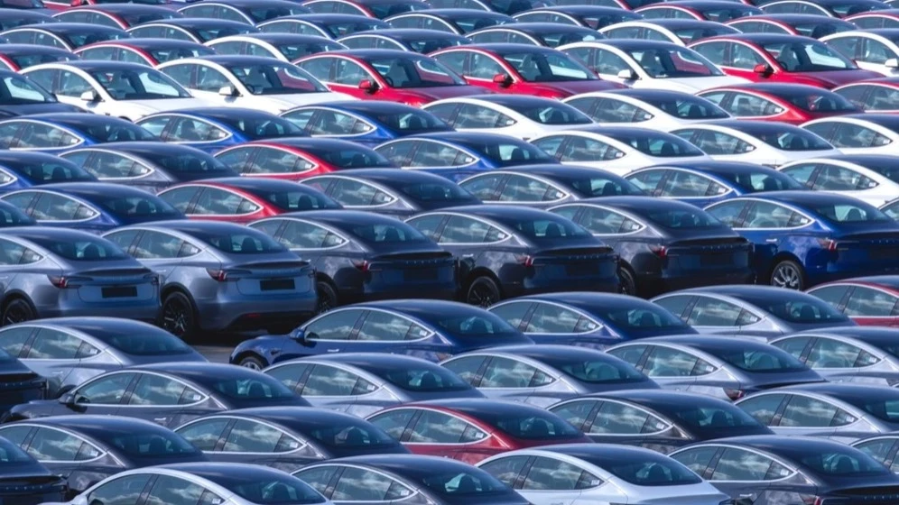Поставки электромобилей Tesla снизились на 8,6% в 2025 году / Фото: Kev Gregory / Shutterstock.com