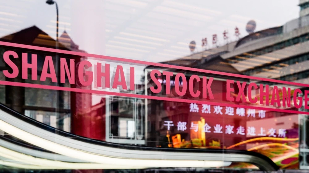 Индекс крупнейшей в материковой части КНР Шанхайской фондовой биржи 6 января вырос до максимума с 2015 года, сообщает Bloomberg / Фото: Shutterstock.com