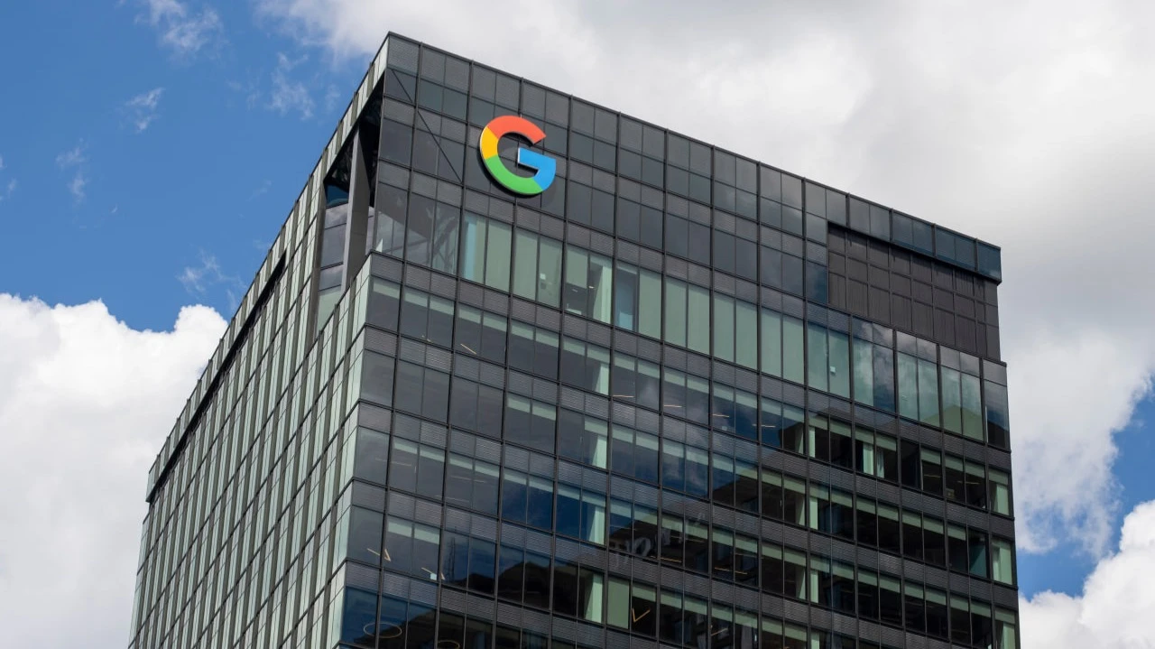 Материнская компания Google Alphabet стала второй по размеру капитализации /Фото: Tada Images / Shutterstock.com