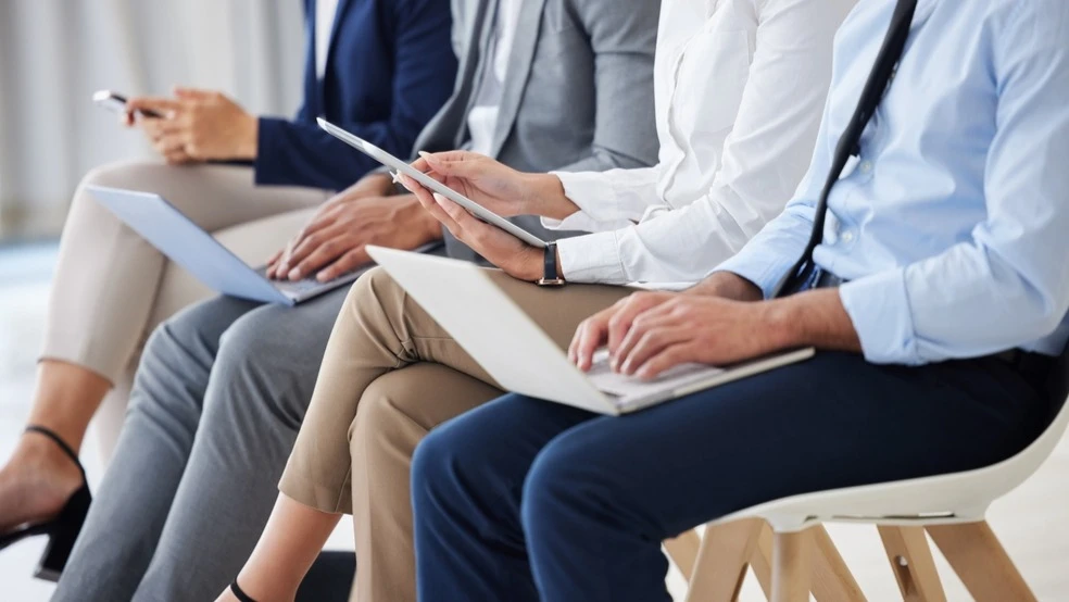 Безработица снижается, рост числа новых рабочих мест — слабее ожиданий / Фото: PeopleImages / Shutterstock