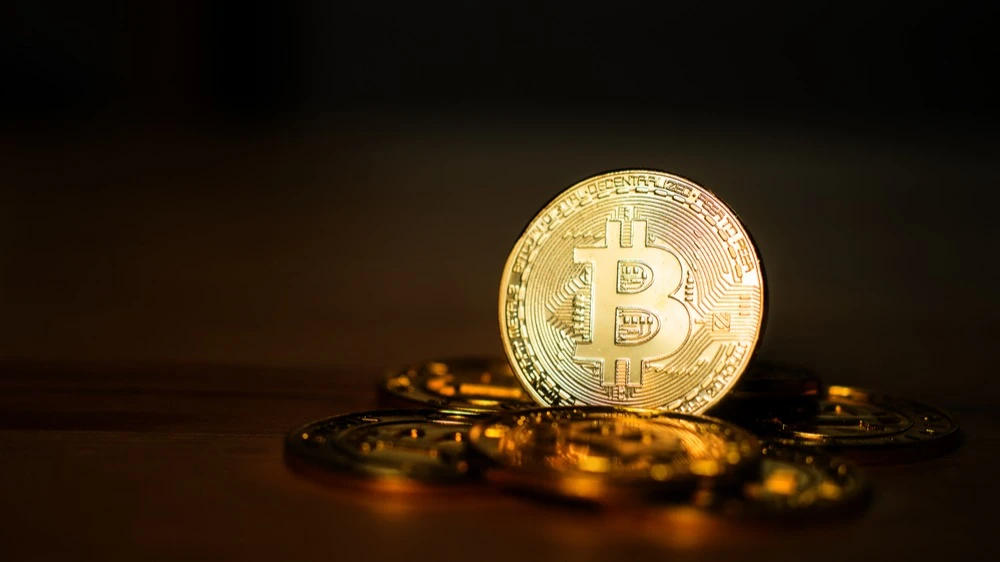 Биткоин дорожал 12 января, несмотря на расследование в отношении главы ФРС Джерома Пауэлла / Фото: Have a nice day Photo / Shutterstock