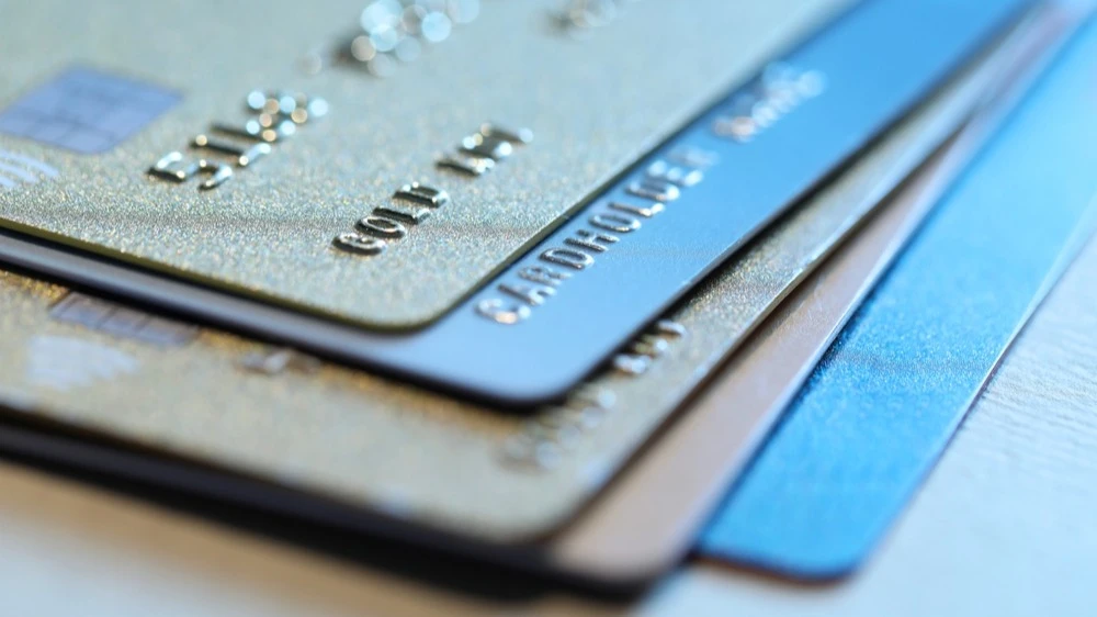 Акции банков США упали после предложения Трампа ограничить ставки по картам / Фото: New Africa / Shutterstock