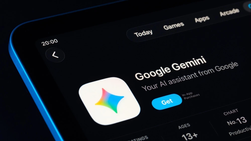 Голосовой помощник Siri от Apple «поумнеет» с помощью ИИ-модели Gemini от Google / Фото: Ascannio / Shutterstock.com