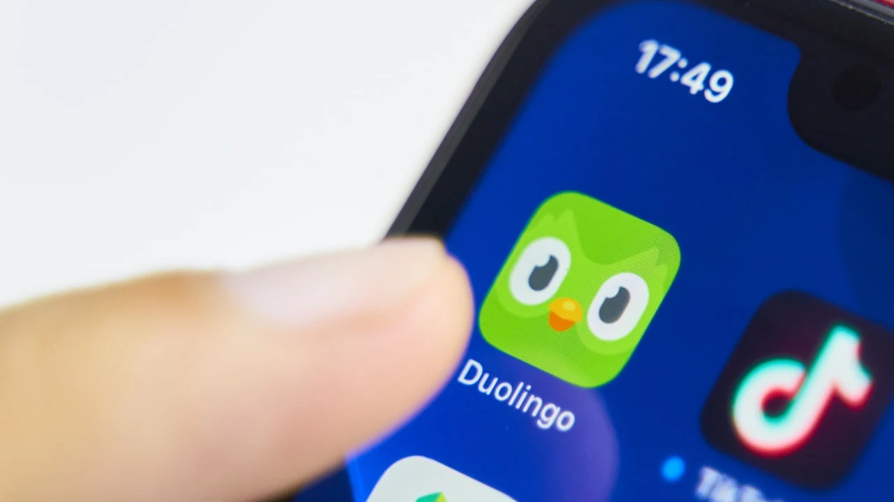 Акции компании-владельца приложения Duolingo подешевели после сообщения об уходе важного топ-менеджера / Фото: Konstantin Savusia / Shutterstock.com