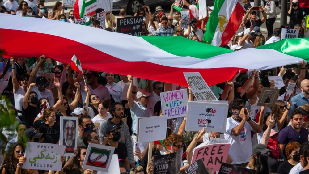 Телеканал Iran International сообщает о гибели в результате протестов уже по меньшей мере 12 тыс. человек / Фото: Ryan S. Thomas / Shutterstock