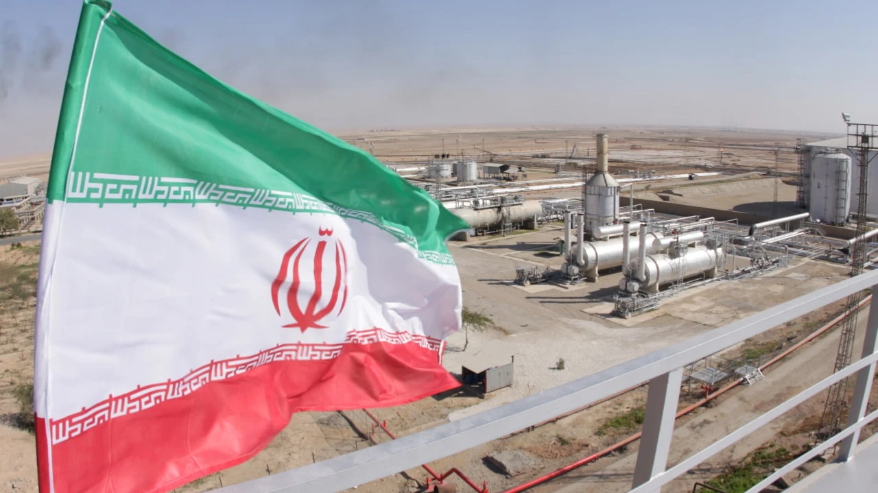 Рынок нефти следит за тем, не приведет ли нестабильность в Иране к перебоям в поставках / Фото: Mohamad Reza Jamei / Shutterstock.com