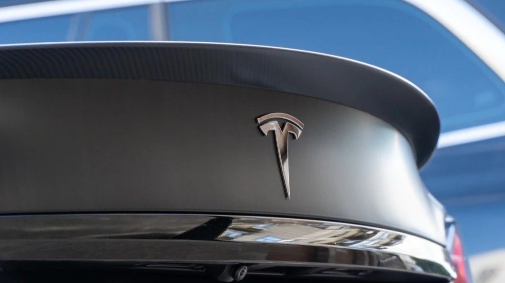 Программное обеспечение системы автономного вождения Tesla — Full Self-Driving (FSD) — c середины февраля будет доступно только по ежемесячной подписке / Фото: Shutetrstock / DiPres