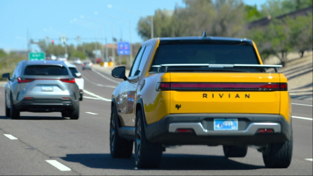 UBS и Wolfe Research посчитали бумаги Rivian перегретыми / Фото: Around the World Photos / Shutterstock.com