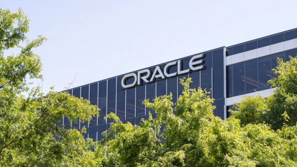 Серия облигаций Oracle на $18 млрд подешевела после размещения компанией долга еще на $38 млрд / Фото: Tada Images / Shutterstock.com