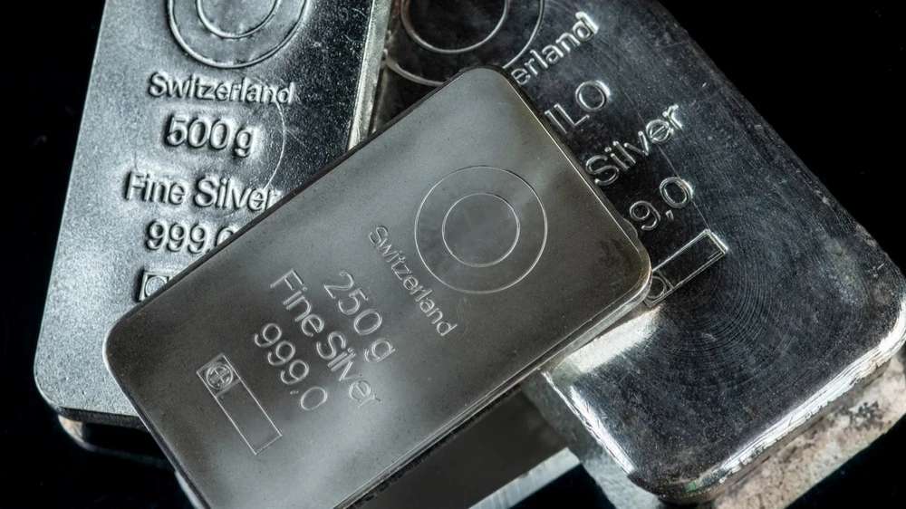 В 2025 году серебро обогнало золото, подорожав почти на 150% / Фото: Shutterstock.com