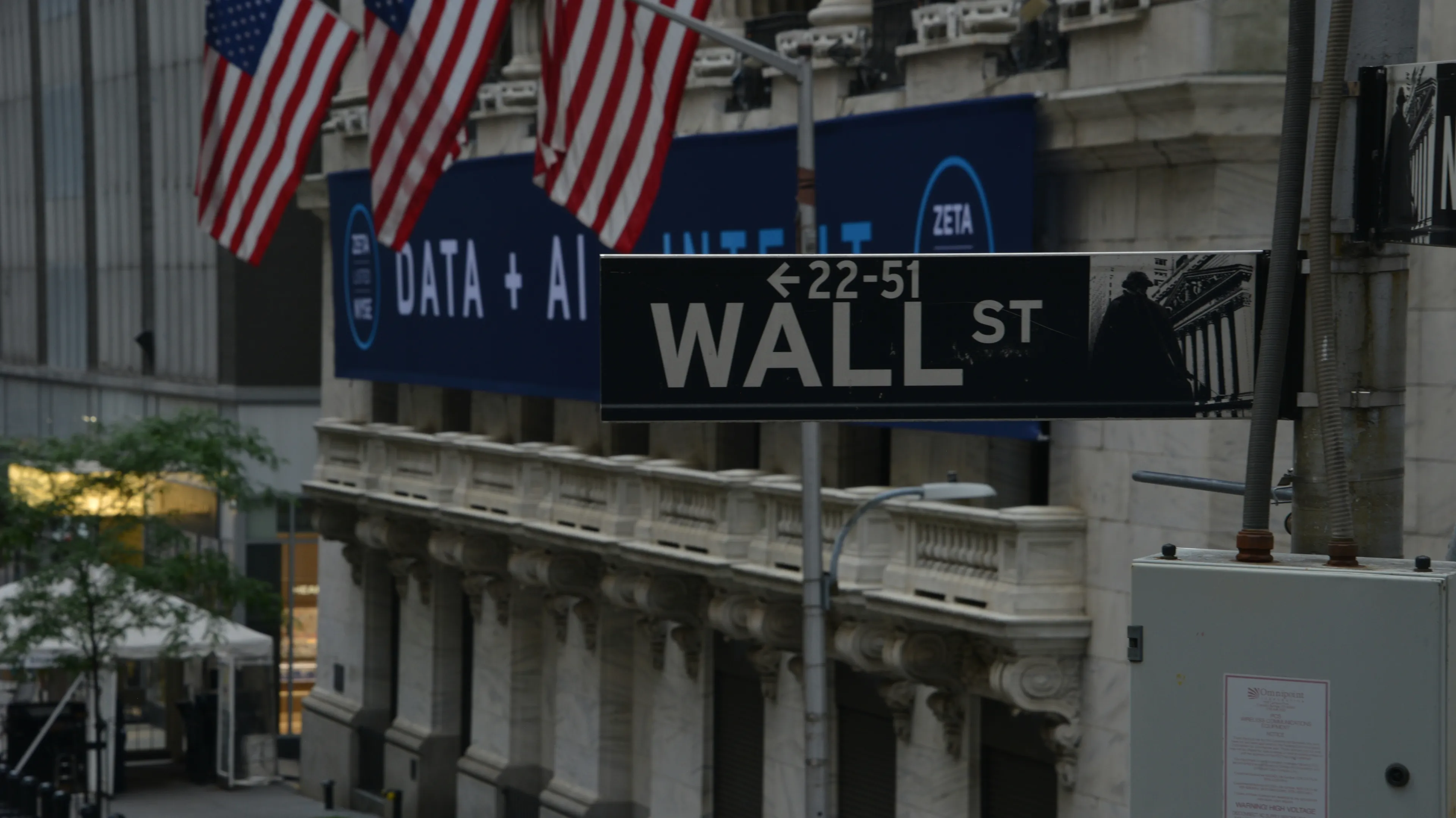 В 2026 году идея инвестиций во все, что связано с ИИ, вряд ли будет доминировать на рынках, как это было в 2025-м. Участникам рынка придется менять стратегии. Фото: Robb Miller / Unsplash