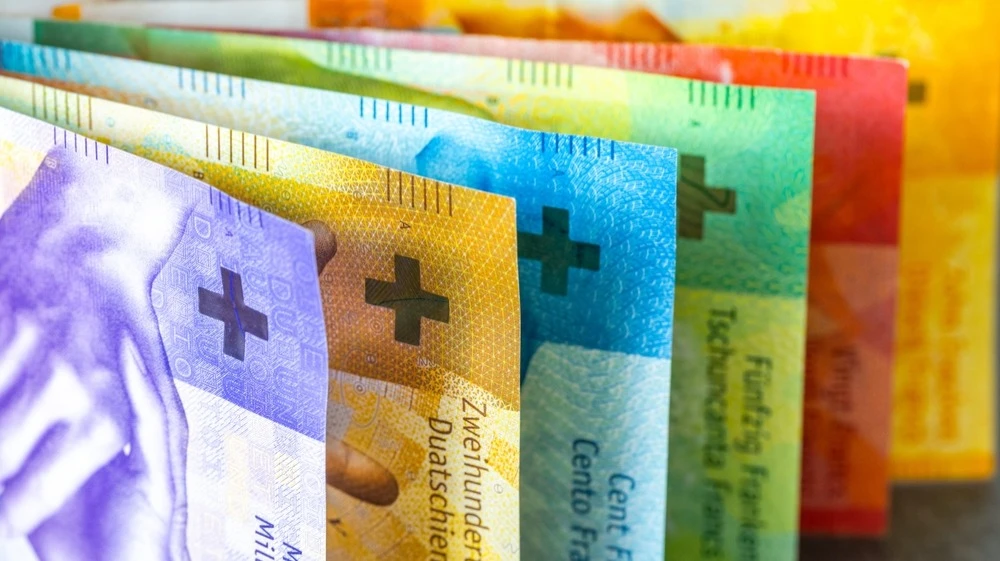 На франк меньше влияют новые торговые пошлины, что делает его одним из бенефициаров текущей неопределенности / Фото: Shutterstock.com