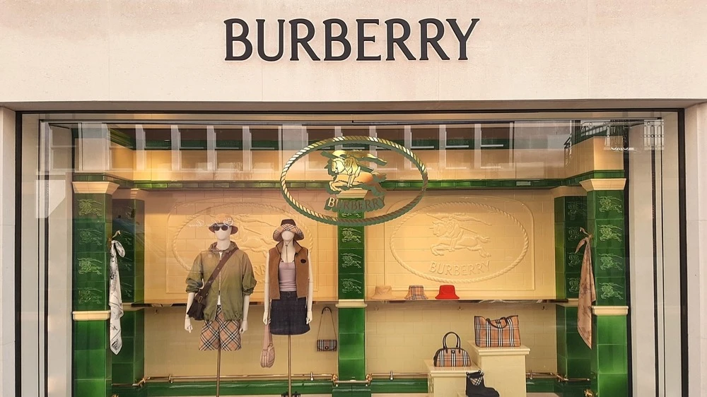 Продажи британского люксового модного дома Burberry выросли в праздничный период — особенно высок спрос на товары компании был в Китае / Фото: DJSully/Shutterstock