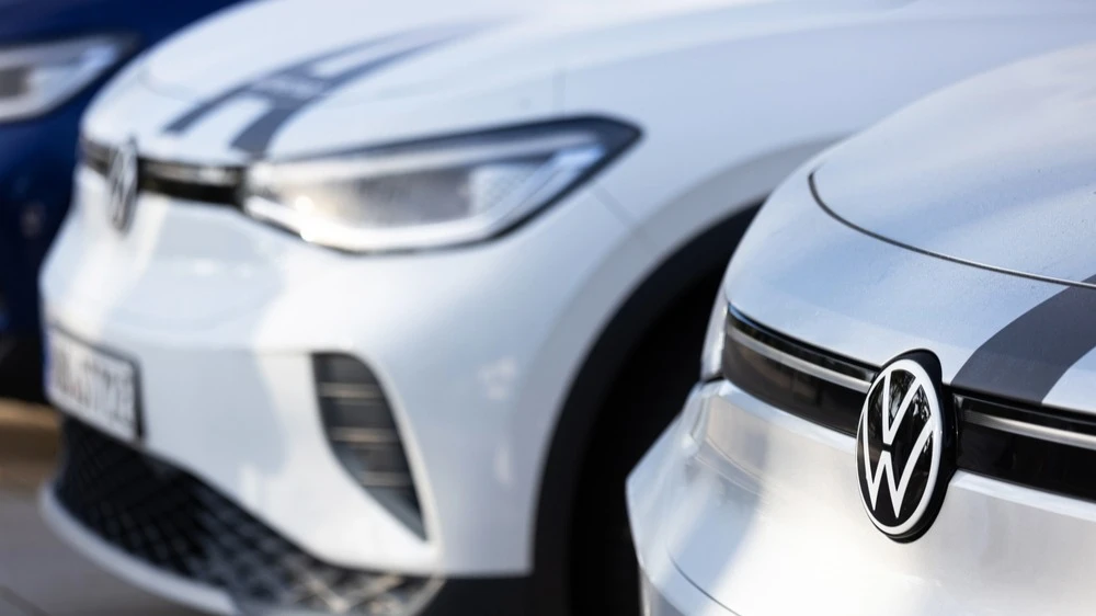 Акции автопроизводителя Volkswagen 22 января стали лидерами роста в немецком индексе «голубых фишек» DAX / Фото: Shutterstock / Tobias Arhelger