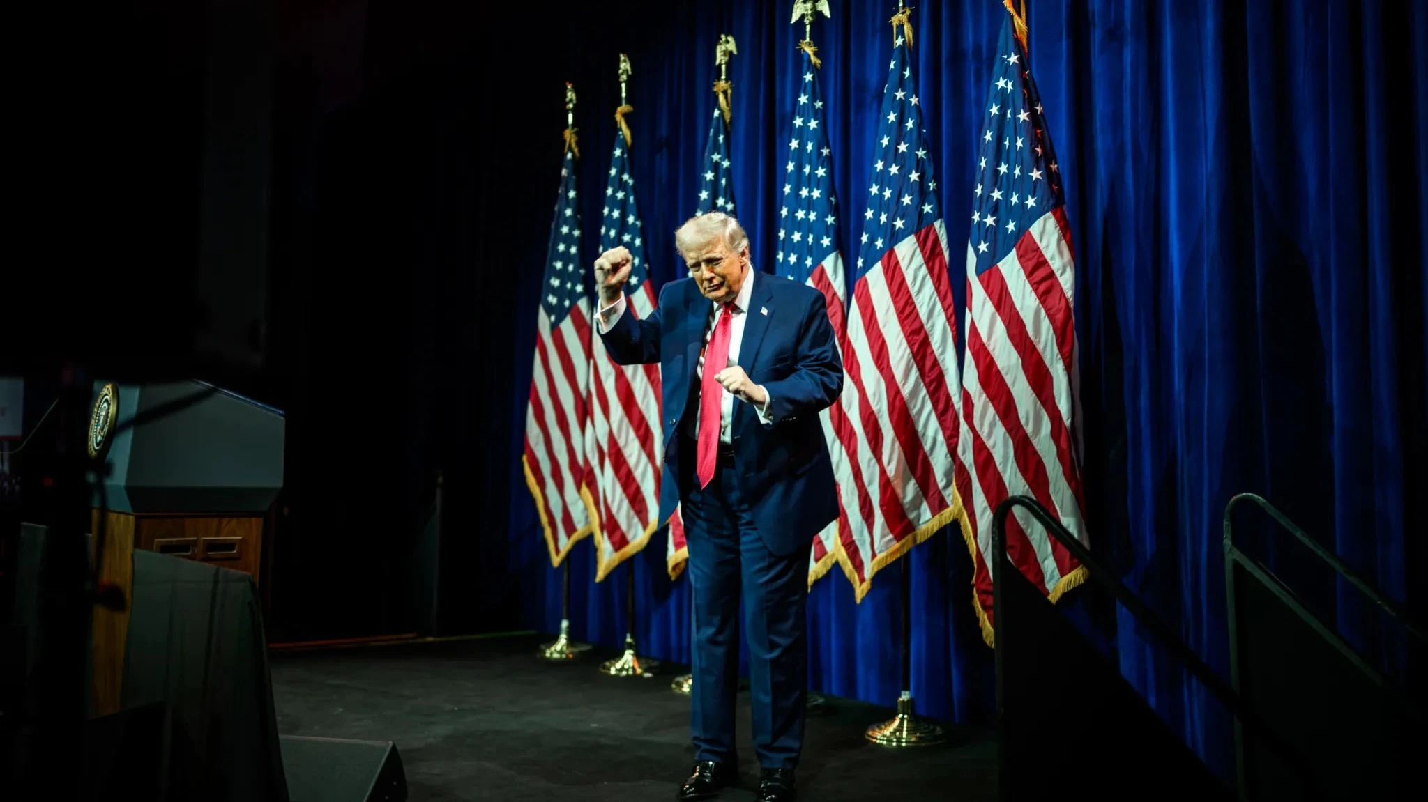 Дональд Трамп обвинил ряд американских банков в прекращении обслуживания его счетов после штурма капитолия протестующими в 2021 году / Фото: The White House