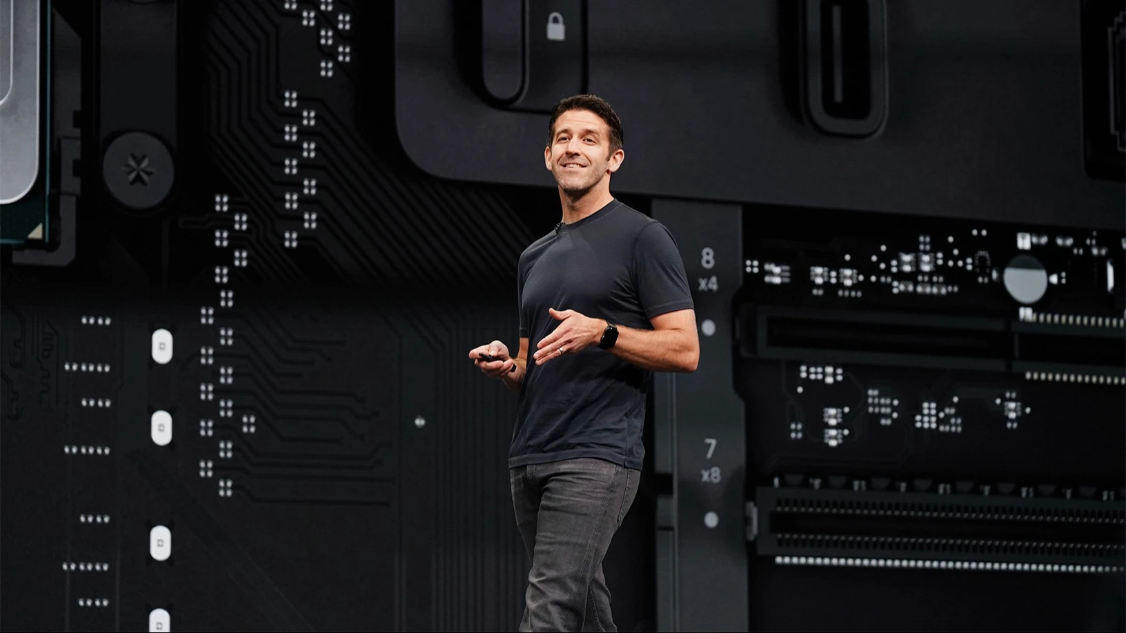 Джон Тернюс — наиболее вероятный преемник Тима Кука в должности гендиректора Apple, утверждает Bloomberg / Фото: Apple