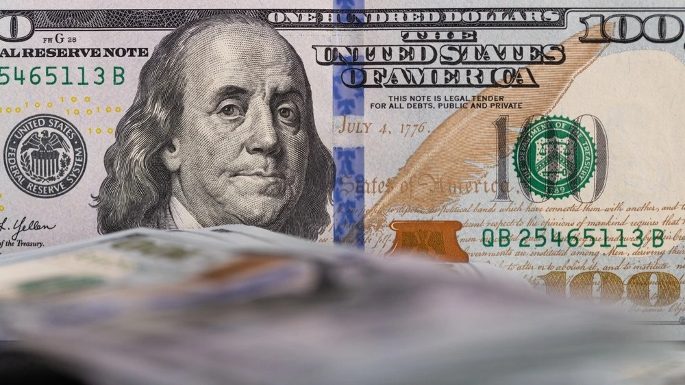 Доллар готовится к завершению, возможно, худшей для него недели с июня 2025 года / Фото: Ruslan Lytvyn / Shutterstock