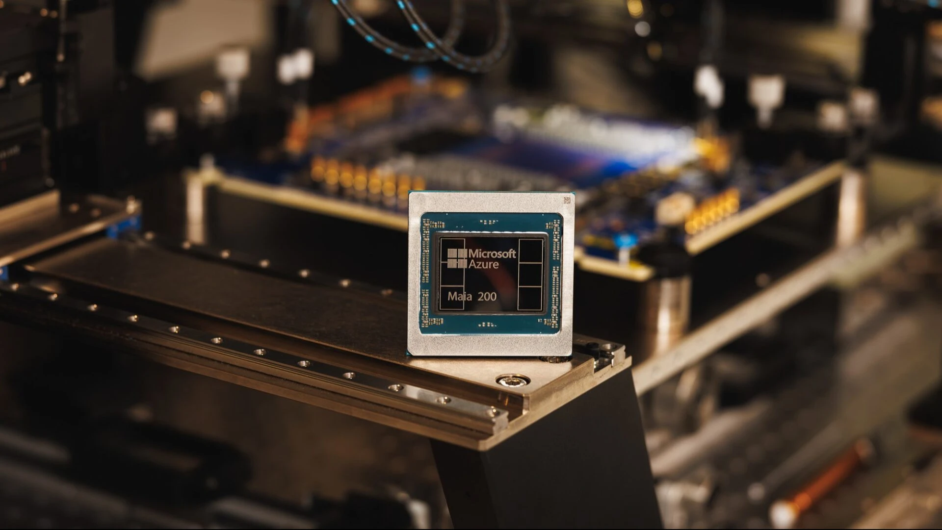 Кастомные чипы Microsoft Maia 200 превосходят в ряде ИИ-задач аналогичные решения от Google и Amazon, утверждает компания / Фото: Microsoft