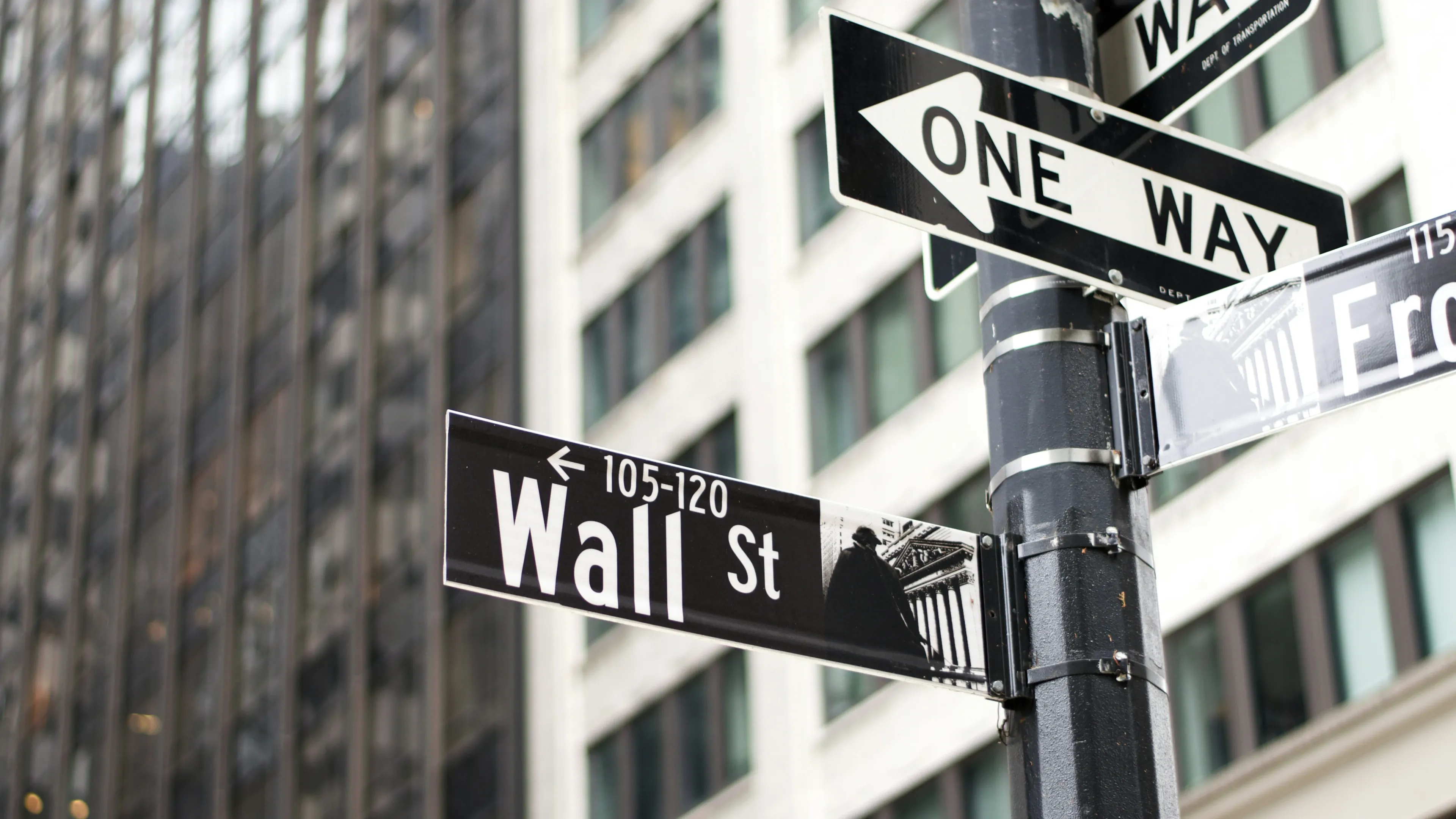 В январе этого года идея сокращения вложений в рынок США стала особо актуальной для многих инвесторов. Но найти ему альтернативу сложно. Фото: Chenyu Guan / Unsplash