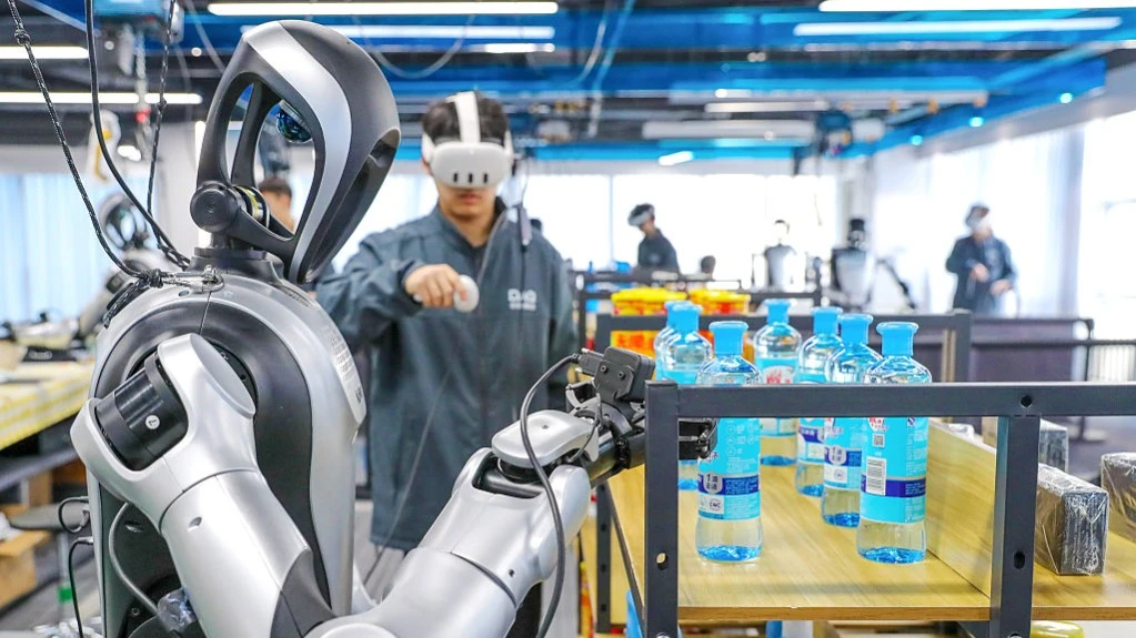 «Одиночка, способный на стрельбу в школе, но, вероятно, не умеющий создать ядерное оружие или вирус чумы… теперь будет возведен в ранг специалиста, обладающего докторской степенью в области вирусологии», пишет в своем эссе Дарио Амодеи. Фото: NurPhoto via Getty Images