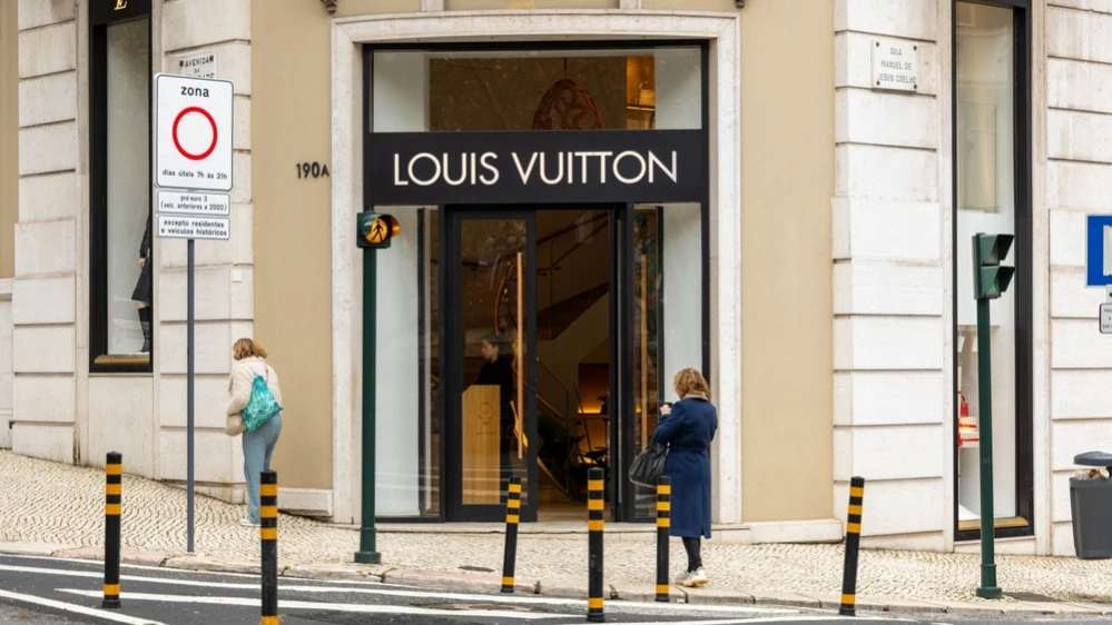 LVMH расчитывает на «постепенное улучшение» органических продаж в 2026 году / Фото: PixelBiss/ Shutterstock.com