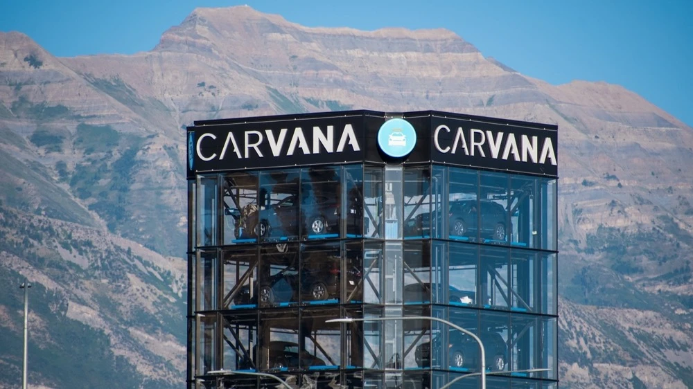 За три года с тех пор, как Carvana избежала банкротства, ее акции подорожали почти в 130 раз / Фото: Shutterstock.com
