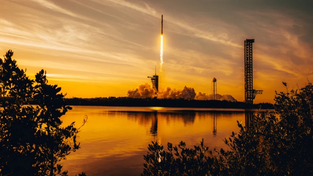 После объединения SpaceX и xAI Маск сможет разместить дата-центры для ИИ Grok в космосе/ Фото: y0ye / Shutterstock.com