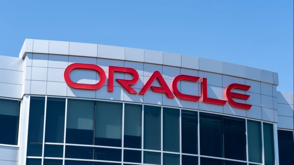 Oracle намерена привлечь до $50 млрд, чтобы расширить облачную инфраструктуру под растущий спрос со стороны крупнейших клиентов / Фото: JHVEPhoto / Shutterstock