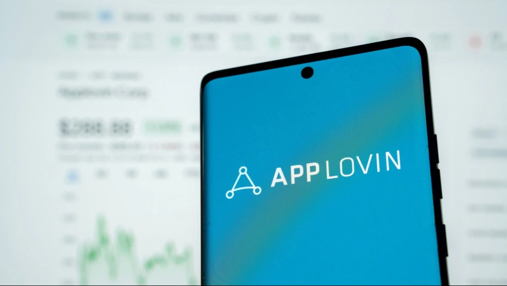 AppLovin продала свой игровой бизнес, отмечает Barron’s, поэтому выход более продвинутой среды для разработки игр не влияет на компанию / Фото: Mamun_Sheikh/ Shutterstock.com