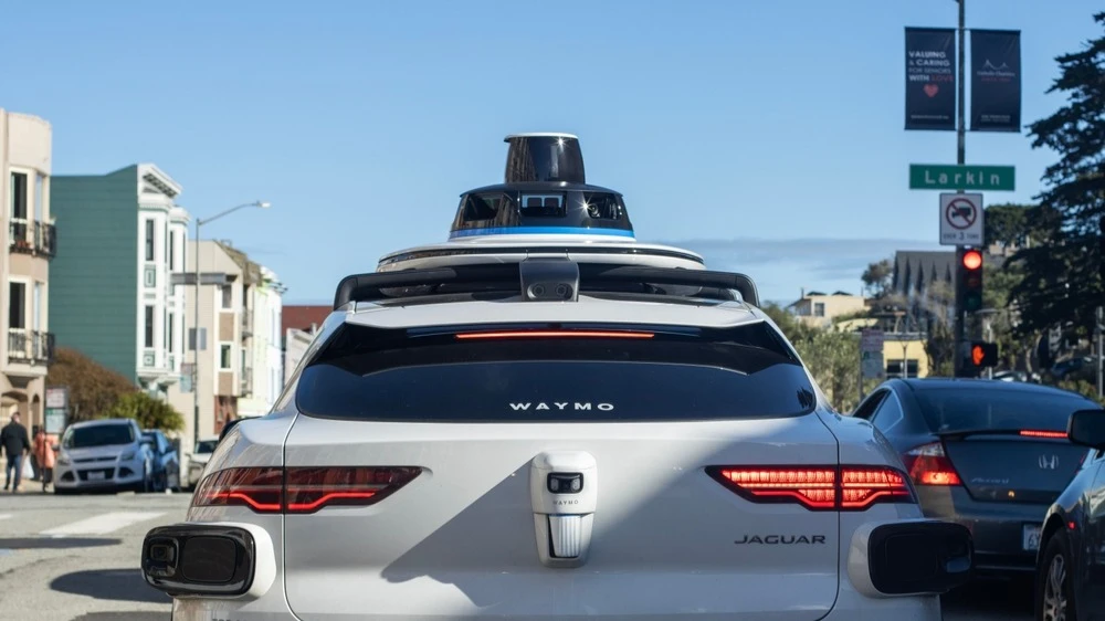 Стоимость беспилотного подразделения Alphabet — Waymo — с учетом вложенных в нее средств увеличилась с прошлого года более чем вдвое и составила $126 млрд / Фото: Tada Images / Shutterstock